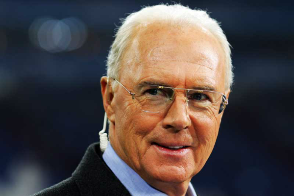 Franz Beckenbauer eröffnet den Konkurrenzkampf im Bayern Sturm